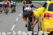 このロードバイクレース大会の集団落車したロードバイクを速攻で直しまくる動画凄い