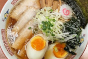 ラーメン屋「何でラーメンに海苔入れるんやろ？」　客「何でラーメンに海苔入ってるんやろ？」