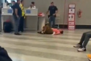 【動画】中国人女性さん、イタリアの空港で床に倒れながらダダこねてしまうｗｗｗｗｗｗ