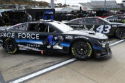 米国宇宙軍のペイントスキームを使用したシボレー・カマロZL1…NASCAR！