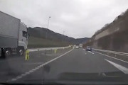 これは怖い。二車線またぎのトラックに殺されかけたドラレコ動画。