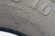 【悲報】車のタイヤの『ひび割れ』が酷いんだけどｗｗｗｗｗｗ