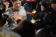 【阪神】佐藤輝＆中野が２ラン 矢野監督が虎メダル贈呈役買って出るサプライズ