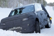 スクープを逃れようとしてスタック……！韓国の最高級SUVプロトタイプが冬のスウェーデンで溝にハマるハプニング ［2/12］  [仮面ウニダー★]