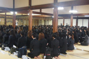 【画像】女子だけの座禅研修の風景ヤベーナｗｗｗｗｗｗｗｗｗｗ