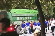 【動画】中国あるある、大勢で道路占領し広場ダンス！車両の通行を妨害！
