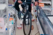 【動画】バカッター、マウンテンバイクでコンビニに突入し、陳列棚の商品をブチ壊しまくってしまう