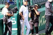 阪神・岡田監督　アレ目前でも好奇心旺盛？「一回乗ってみよ」荷物搬送用のエレベーターでクラブハウスへ