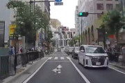 【動画】ノールックで横断歩道を渡る女、流石にヤバすぎる・・・