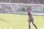 【動画】センターラインの左右で天候が全く違うサッカーの試合が撮影される。