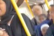 【英ロンドン】ムスリム女性、バス車内でインド人男性に「あんた、カレー臭いんだよ！」と猛攻撃（動画あり）