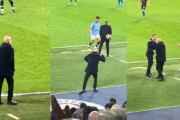◆悲報◆スローインのボール拾ったペップ・グアルディオラさん慌てすぎて敵指揮官にぶつけてしまい嬉し恥ずかし状態😭