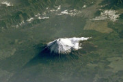 「宇宙からも見れる富士山って巨大なんだな」外国人が魅了された地理画像