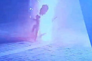 【動画】止まらない中国のマンホール爆発遊びで6歳の男の子が重傷を負う。