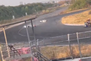 【閲注】中国の女性インフルエンサーさん、バイクでサーキットを逆走し衝突事故を起こす…