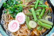 立ち食いうどんで最強のうどんはかき揚げだけど、蕎麦で最強なのは山菜だよな？