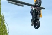 【動画】どうしてこうなった。信号機に宙吊りのバイクが撮影される。