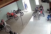 どうしてそうなったｗｗｗとんでもない勢いで帰宅するバイク乗りの動画が(´･_･`)