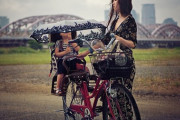 大雨の中子供を後ろに乗せたママさんの自転車が転倒したんだけど