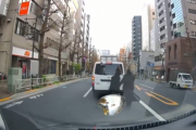 【動画】横断歩道のない道路で右往左往してタクシーに轢かれる女性の動画がヤバい・・・こんなん避けれないだろ