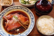 【画像】この赤魚の煮付け定食にいくらまで出せる？