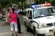 【衝撃映像】チャイナ警官さん、母親を幼児ごと制圧 →