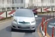 【動画】 逆走車とにらみ合い ⇒ 負けたババアが壁にぶつけながら道を戻る瞬間が激撮される