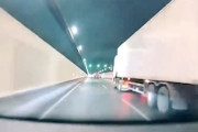 これは予測できない。高速道路のトンネル内で発生したびっくり事故の映像。