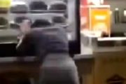【激怒】中国のオバサン、駅構内の販売店にブチギレてショーケースに頭突きｗｗｗｗｗｗｗｗｗｗｗ