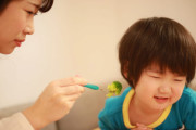 子供が2歳後半なのに食べたいものだけ自分で食べて、最後まで食べず途中から私が食べさせ雛鳥状態に。今年からお弁当持参のプレに行くのに、どうしよう…