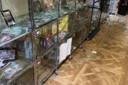 【悲報】ポケカ専門店、オープン2週間で強盗にぶっ壊されて終わる