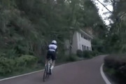 【動画】なんだこの道（笑）中国のサイクリストを襲った悲劇の車載。
