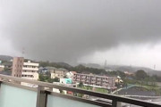 台風19号上陸前の千葉県市原市で竜巻が発生。住宅数棟が壊される。