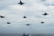 米海軍のニミッツ空母打撃群上空を所属航空機が編隊飛行…複合訓練「COMPTUEX」！
