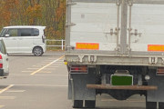 スーパーの駐車場で民度の低い停め方してるトラックいたんだけど