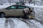 まだ夏タイヤなのに…　車で雪に遭遇したらどう対処すべき？