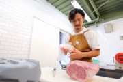 海外「アーティストみたいだ！」日本の肉屋の一日に密着した映像が海外で反響！　海外の反応