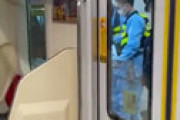 【動画】 埼京線 赤羽駅で人身事故 「飛び込んだ」「めっちゃロープやら目隠しやらタンカやら物々しい」「真下にいる・・」「ブルーシートに包まれた何か」 電車遅延