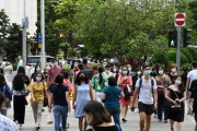 シンガポール、接種率８割でも感染急増　「コロナ共存」へ試練  [9/14]