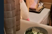 【悲報】家系ラーメン屋、お代わり無料ご飯を残した客に対して「死んでください。」賛否両論の大炎上ｗｗ