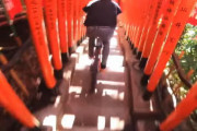 マウンテンバイクに乗って東京で危険走行を繰り返した外国人2人組の動画に批判が集まる。