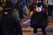 海外「ハロウィンで警察機動隊に立ち向かうくまモン」