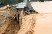 【動画】中国で水庫のダムが決壊して深刻な洪水被害が発生。