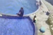 【動画】おかしい落ち方。33歳の男性がリゾートのプールで亡くなった事故。