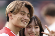 「美男美女」「すごく幸せそうで涙でてきた」26歳日本代表FW、モデル妻とのラブラブ写真を公開