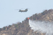 山梨の山火事、自衛隊へリなどからの消火活動も「強風と乾燥」で燃え広がる！