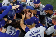 山本由伸に駆け寄るドジャース選手たちの写真に全米騒然！←「ド軍に連れてきた大谷を恨む」「額に入れて飾りたい！」（海外の反応）