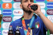 伊代表DFボヌッチ、EURO優勝の記者会見でコーラをがぶ飲み