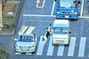 【動画】歌舞伎町女子、信号無視で車にはねられた上に軽バンにも踏まれる。