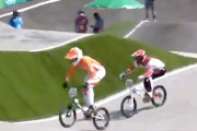 【五輪】自転車レースのコースをスタッフが横切り選手と衝突。信じられない事故の映像。